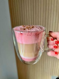 Minerva Griñán con su café rosa, branding personal UGC y diseño web