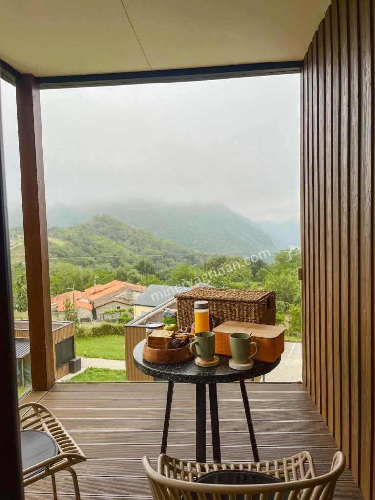 ejemplo ugc en hotel cabañas en la naturaleza con cesta de desayuno - portfolio minervagrinan