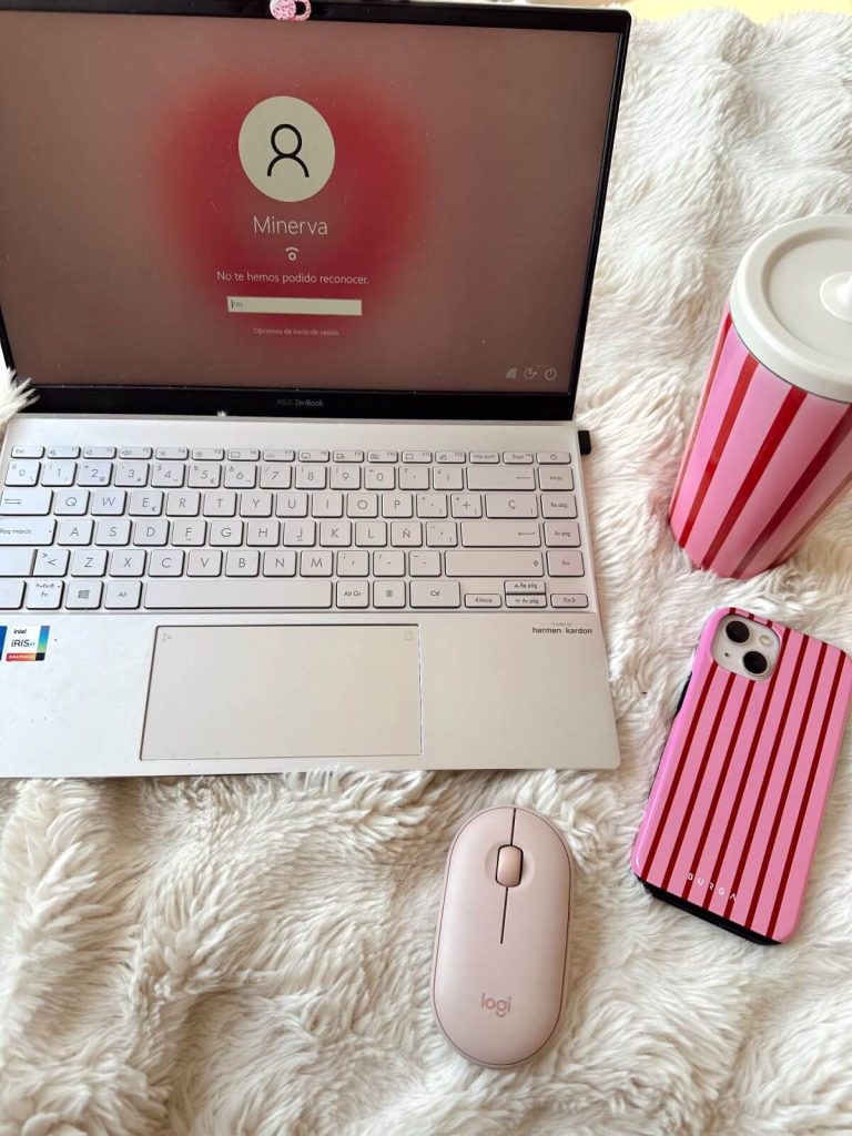 ejemplo de contenido ugc para Burga: funda de móvil y termo rosa aesthetic- portfafolio minerva griñan